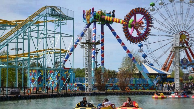 Visitantes disfrutando del parque